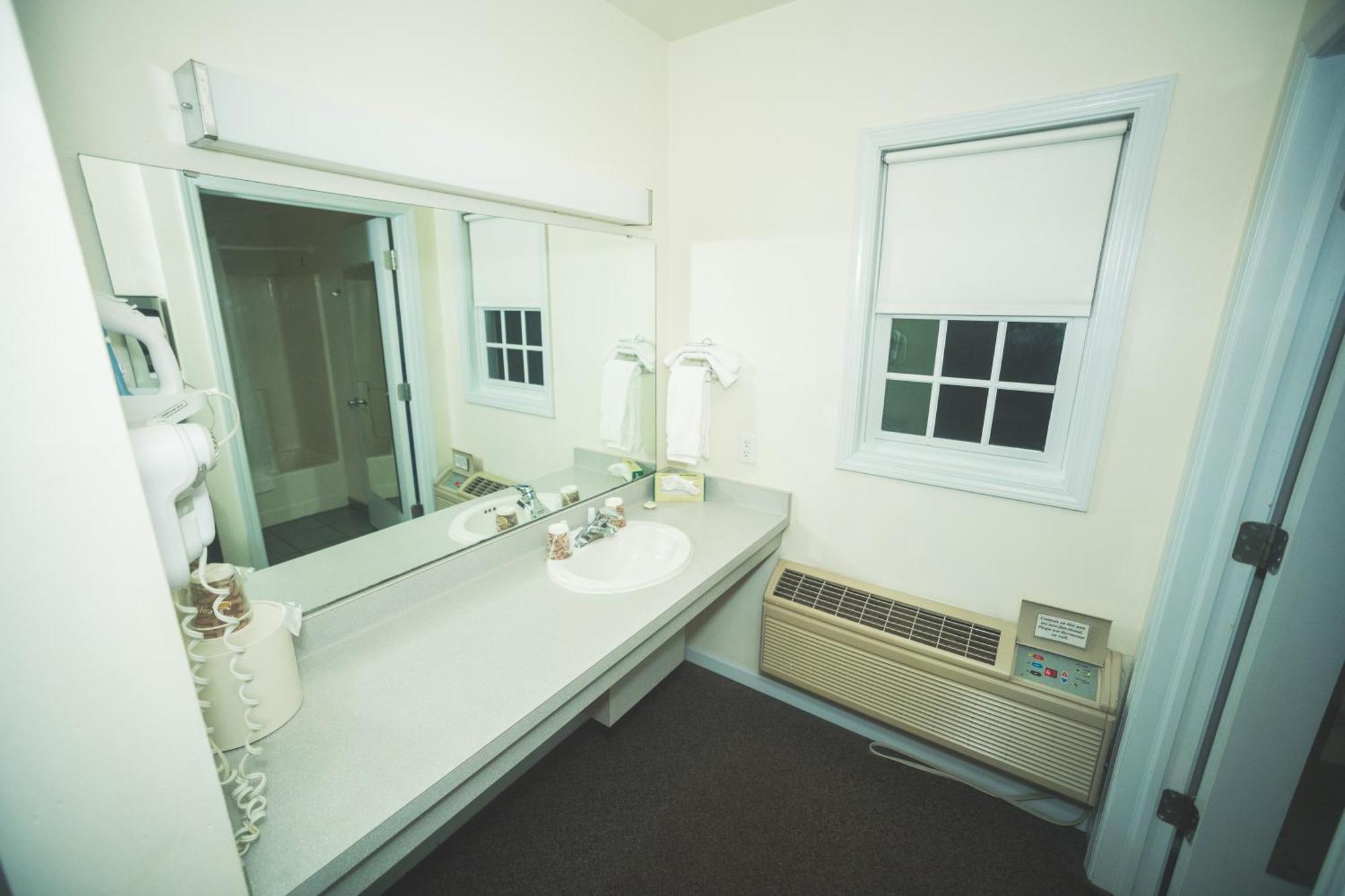The Chalet Motel Mequon Extérieur photo